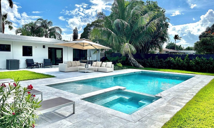 Central Corals Casa | Mid-Century Coastal Paradise