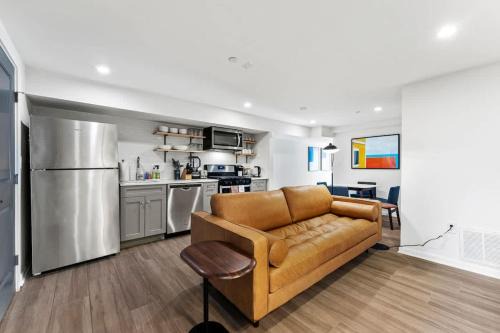 Bloomingdale Casa | Mid-Century DC Condo Central Bloomingdale 2BR & 1BA #DCottage