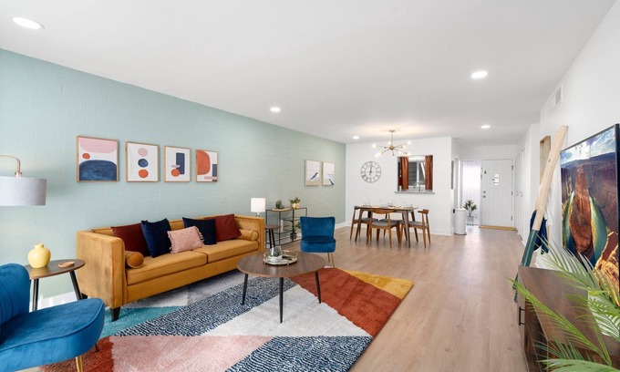 Fashion Square Condominio | Mid-Century Escape by Old Town