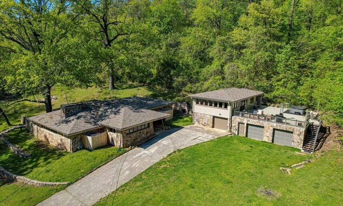 South Pittsburg Casa | Mid-Century Estate - Home/Loft - Hot Tub/Game Room