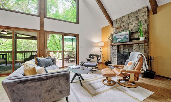 Northwest Raleigh Casa | Mid-Century Fairytale Cabin ✦ Best Coffee Station for Miles!