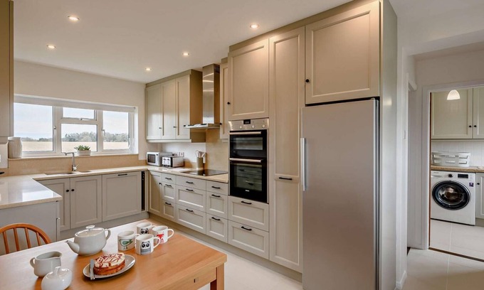 Ipswich Casa | Mid-century Farmhouse on the Edge of Alton Water in Peaceful Suffolk Countryside