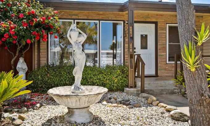 East San Mateo Casa | Mid Century Garden View Home Parking
