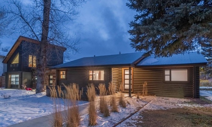 Gunnison Cabina | Mid Century Gem! Close to campus, downtown and bus stop. Clean and comfortable.