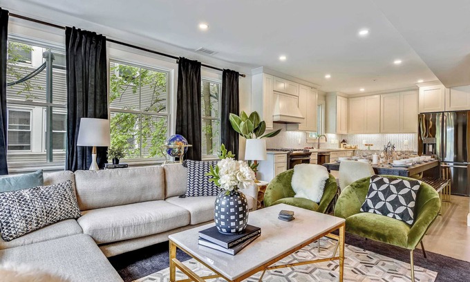 Jamaica Plain Apartamento | Mid-Century Glam Retreat, Near T
