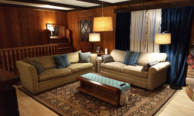 Twin Peaks Cabina | Mid-Century Hansel & Gretel - National Forest Adventure Pass