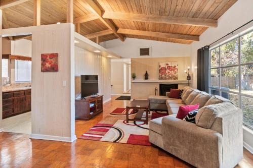 Gainesville Casa | Mid-century Home 2 miles to UF, Downtown, and Shands Plus Walk to Coffee Culture, Planet Fitness and Alfred A Ring Park