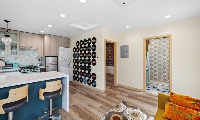 Del Aire Casa | Mid Century House 10min from LAX + Beach with AC, WiFi and Putting Green