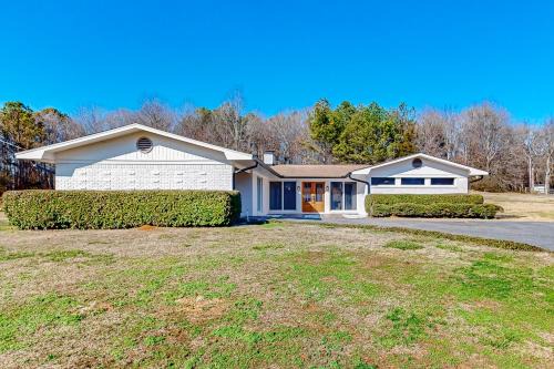 Calhoun Casa | Mid-Century in Calhoun
