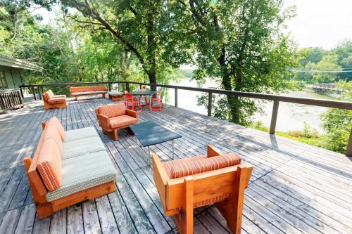 Plymouth Casa | Mid-Century Lakefront Haven Near Wayzata