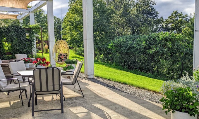Black River Falls Apartamento | Mid-Century Modern on the River
