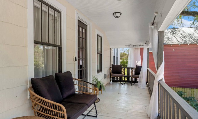 Seminole Heights Apartamento | Mid-Century Manor - close to Downtown and food spots