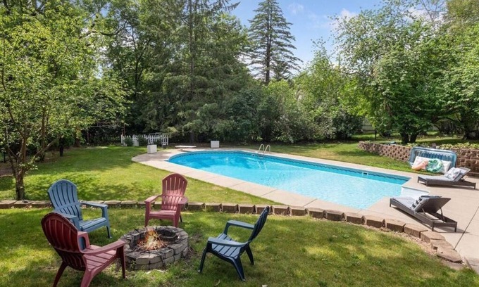 Minnetonka Casa | Mid-Century Minnetonka Ranch Home w/Pool