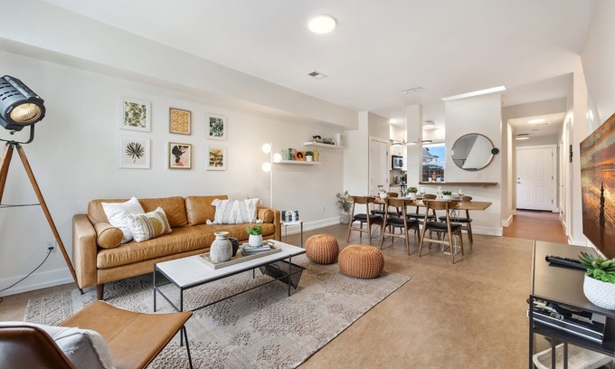 Old Town North Casa | Mid-century Mod Retreat near Old Town – Free Bikes