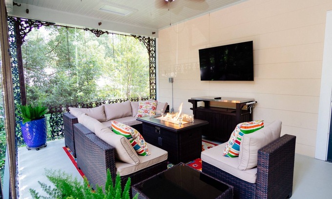 Hannon Park Apartamento | Mid-Century Modern - 3600sqft - 1 Mile to CBD Historic Surroundings, Walk to CBD