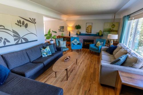 Saanich East Apartamento | Mid-Century Modern Apartment at Horner Park