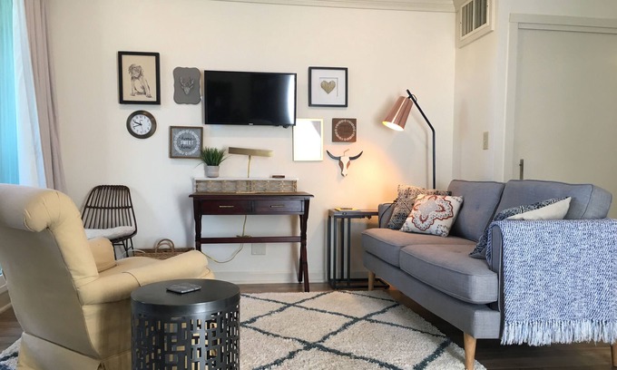 Daphne Condominio | Belleza moderna de mediados de siglo con vista a la bahía