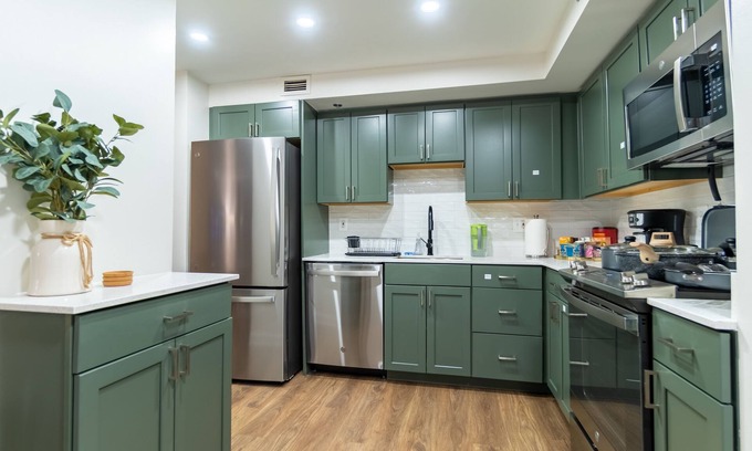 Pentagon City Condominio | Mid Century Modern Deluxe 2BR Cozy King bed l GYM l Tranquil 5 min to DC/Mall/✈️