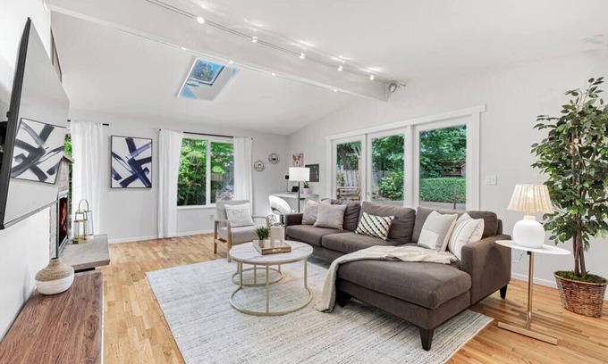 Redmond Casa | Mid-Century Modern Home - 3-Bedroom Rambler