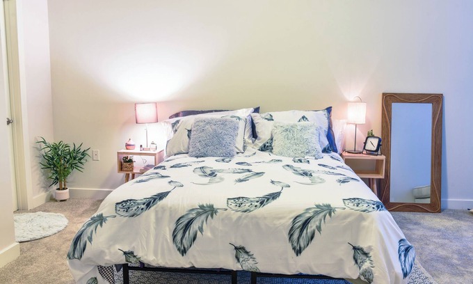 Waterloo Apartamento | Mid Century Modern Luxury Apartment in Elkridge near Hospitals and Shopping Mall