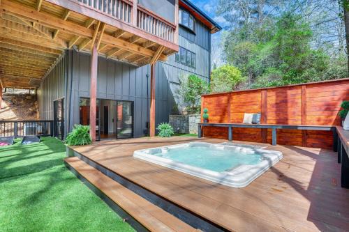Sandy Springs Casa | Mid-Century Modern Luxe Retreat with Hot Tub and Decks