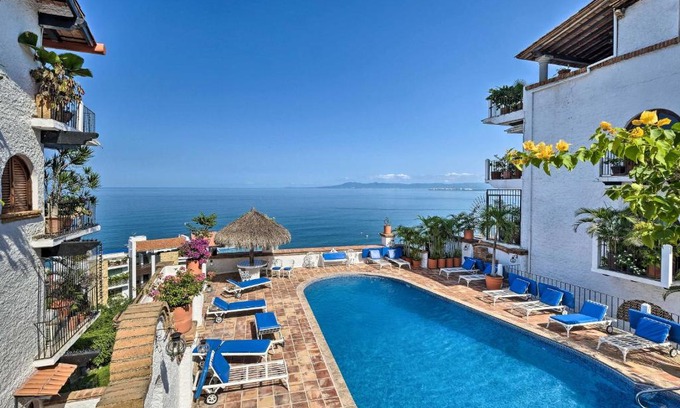 Amapas Apartamento | Mid-Century Modern Condo with Patio and Ocean Views!