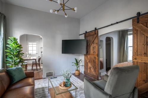Little Italy Apartamento | Mid-Century Modern Retreat in Little Italy