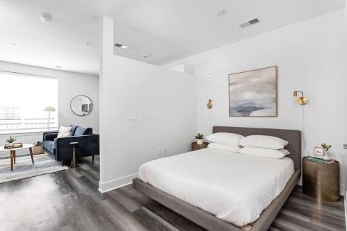 Cole-Noble District Apartamento | Mid-Century Modern Studio CozySuites Downtown