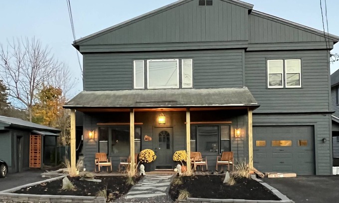Winooski Apartamento | Mid Century Modern Sunny Spacious 2 Bedroom Apartment .