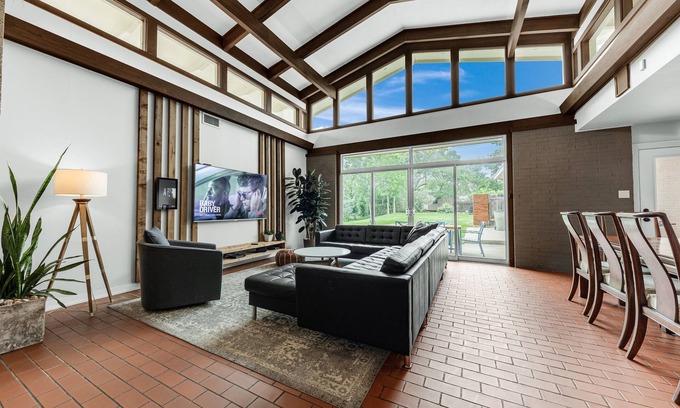 Bryan Casa | Mid-Century Modern @ Texas A&M Sleeps 16+ in Style