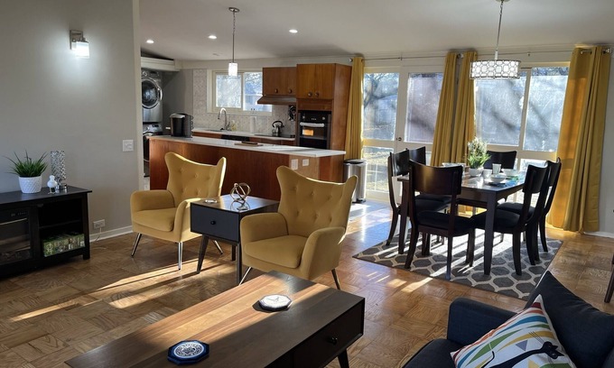 Jacksonville Casa | Mid Century Modern Cottage near Air Base and Hospital