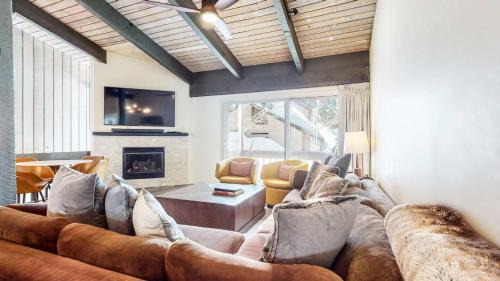 Mammoth Lakes Casa | Mid Century Modern Cabin #212 - Walk to Village
