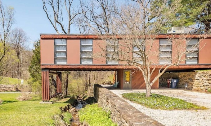 Wernersville Casa | Escapada moderna de mediados de siglo inspirada en Frank Lloyd Wright
