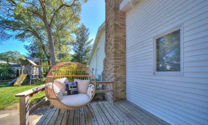 Beachwood-Bluffton Casa | Mid-Century Modern w/ "Star Wars" Twist