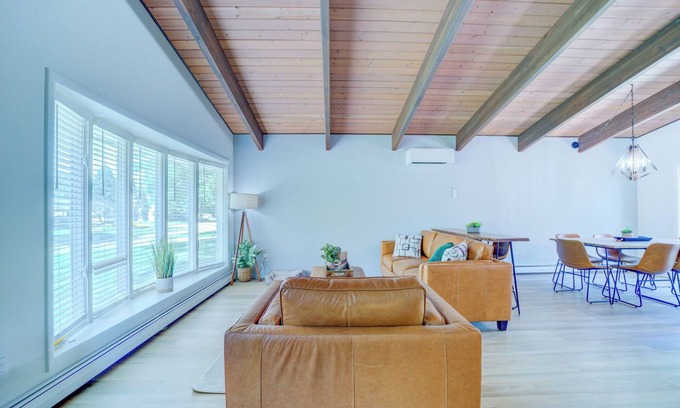 Beachwood-Bluffton Casa | Mid-Century Modern with a "Star Wars" Twist