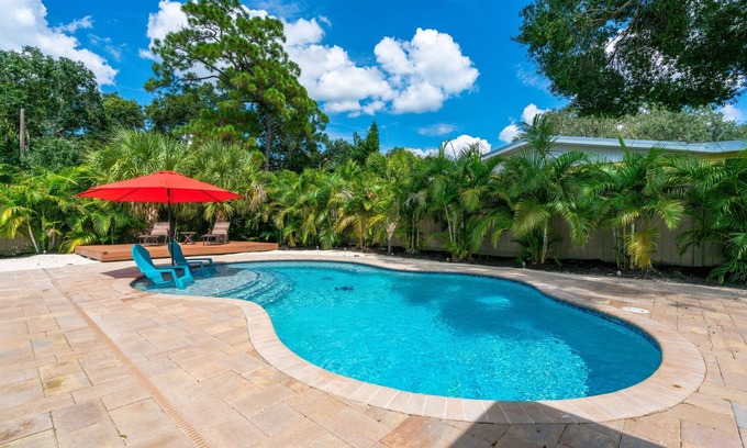 Arlington Park Casa | Mid-Century Pool Home in Arlington Park