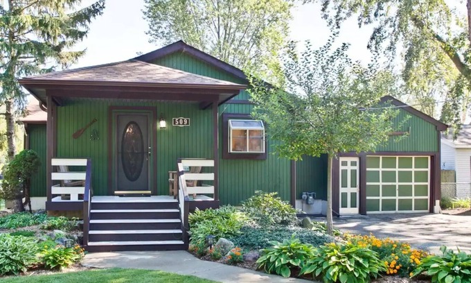 Fox Lake Casa | Mid Century Stunner on the Chain O'Lakes