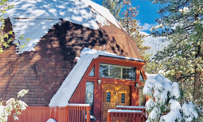 Idyllwild Cabina | Mid-Century Modern mezclado con Boho Chic! Cabina de cúpula geodésica, caminar a la ciudad!