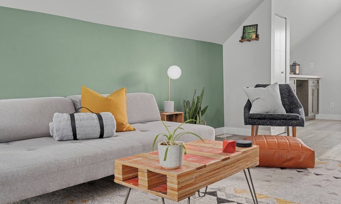 Bridgeland Apartamento | Mid Century Zen, 1 BR, Comfy Queen Bed. Near DT.