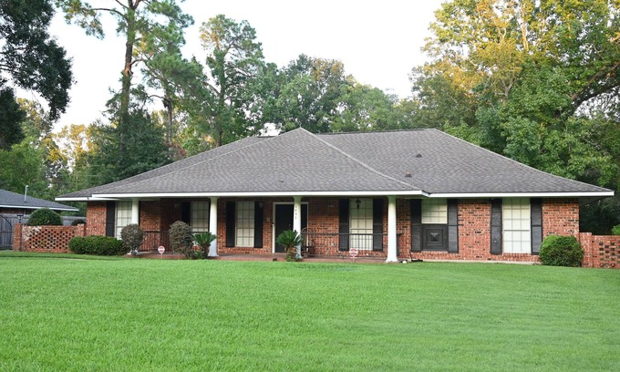 Broadmoor Casa | Mid-City Rustic RetreatnSerene 5-bedroom house in Baton Rouge
