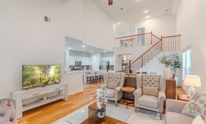 Tomball Casa | Mid-Forest 5BR Getaway, huge Backyard & BBQ Grill in The Woodlands, TX