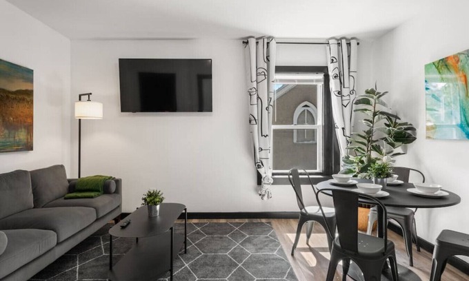 Penn-Knox Apartamento | Mid/Long-Term: Spacious 1BR Home for 4 Guests