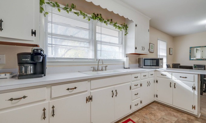 North Newport News Casa | Mid Peninsula - Easy access to everywhere you want to be!