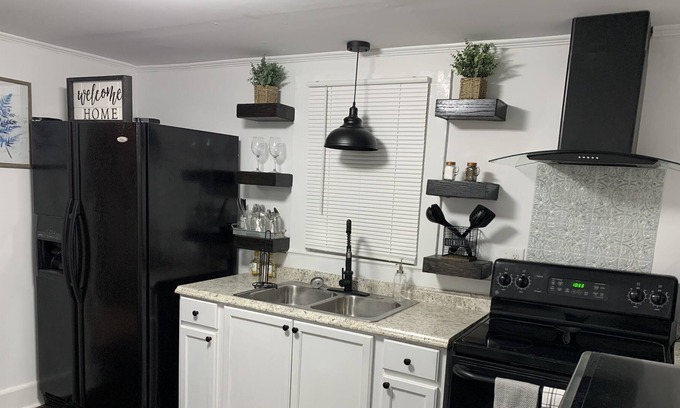Concord Casa | Entire Downtown Farmhouse *BEST VALUE*