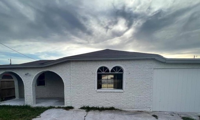 Brownsville Casa | Mid Town Brownsville 3 bed/ 2 bath