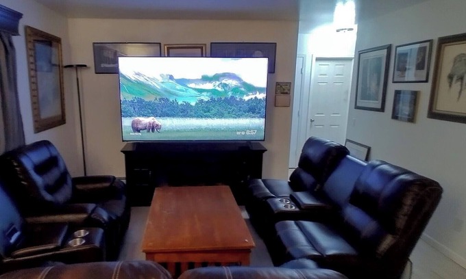 Midtown Anchorage Apartamento | Mid town close to everything very quiet newly remodeld unit.