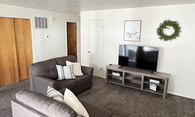 Idaho Falls Apartamento | Mid-Town Roomy Apt-Easy Access-Speedy Wifi-Business, School or Vacay!