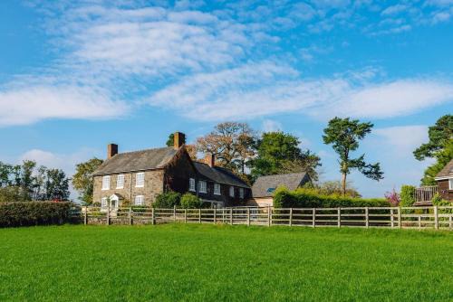 Meifod Casa | Mid-Wales Farmhouse, swimming pool, tranquil countryside views, sleeps 14