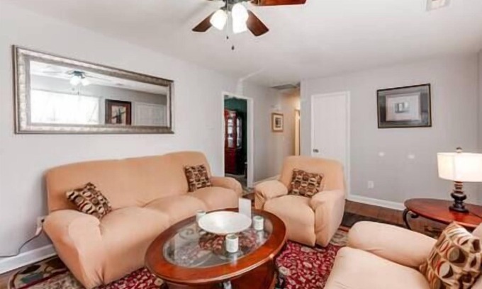 Winston - Salem Casa | Midcentury Charm by the Pond