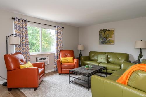 Kettering Apartamento | Midcentury Modern 2br Comfort Near The Greene!